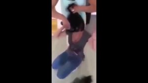 Мама побрила голову дочери, после того как та запугивала и задирала больную раком девочку