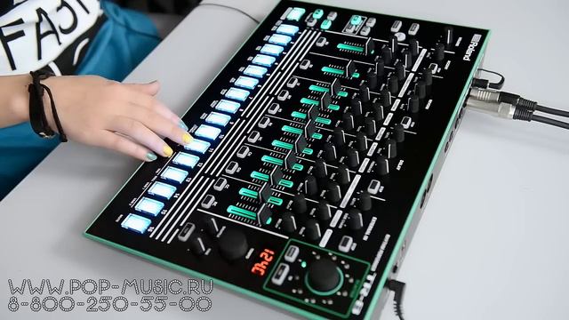Драм-машина ROLAND AIRA TR-8