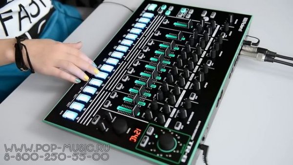 Драм-машина ROLAND AIRA TR-8