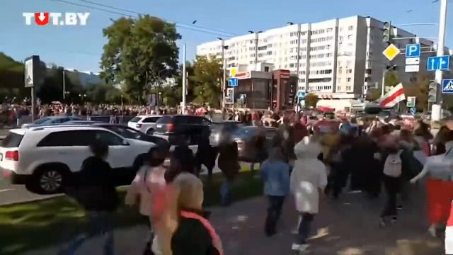 Традиционный женский марш начинается в Минске. Сегодня, отмечают участники, особенно много народу. смотреть онлайн