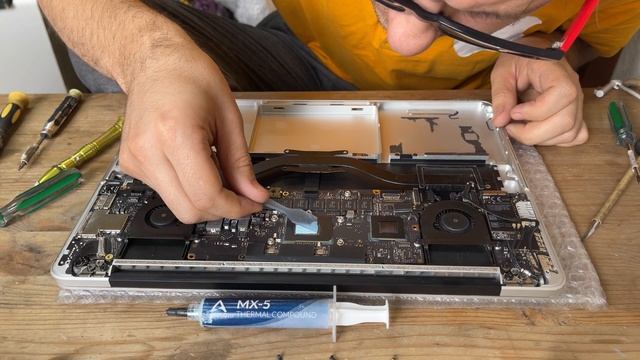 Как помыть залипающую клавиатуру после залития сладким на примере MacBook Pro 13 Late 2012 A1425 смотреть онлайн