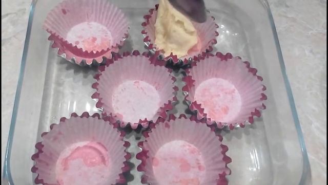 Кексы двухцветные - рецепт/с вишней /TwoColoured cupcakes recipe смотреть онлайн