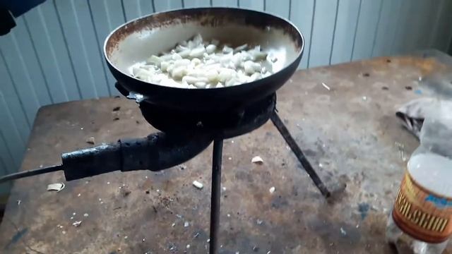 ЛОВИМ И ЖАРИМ МАЛЬКА С ЛУКОМ. КЛЮНУЛ КРУПНЫЙ ОКУНЬ ПОД ВЕЧЕР. смотреть онлайн