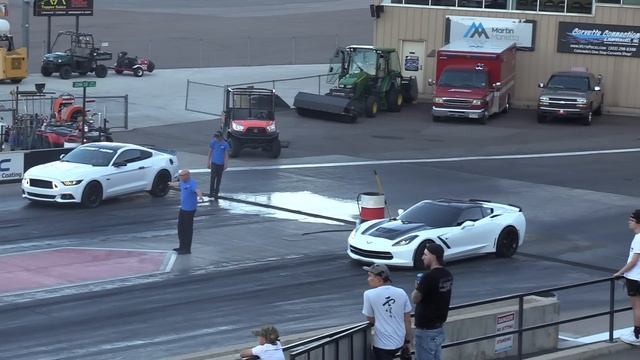 Mustang GT vs Corvette Stingray - drag racing смотреть онлайн