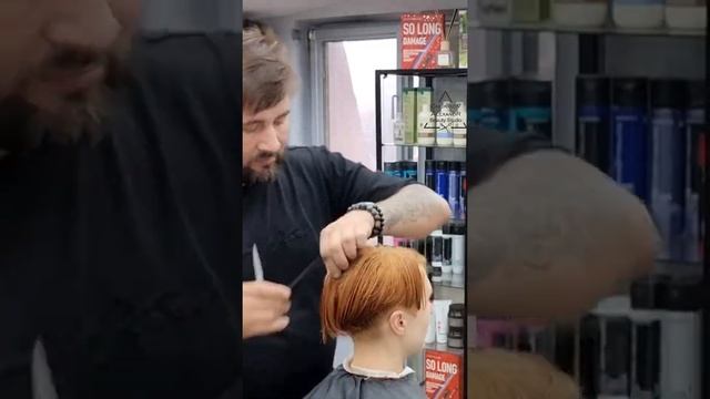 Как подстричь стильную стрижку в стиле пикси ,с дисконекцией .#мастеркласс #обучениепарикмахер смотреть онлайн
