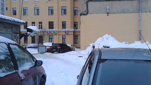 Трактор чистит снег во дворе. смотреть онлайн