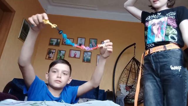 Сегодня мы поспорили кто умеет больше набивать. Кто же начиканет больше Наташа или Рома? смотреть онлайн