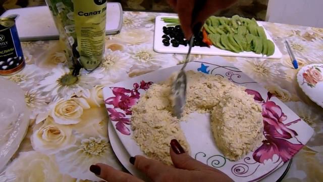 Приготовление салата Зеленый Дракон с курицей, сыром, фруктами и овощами. смотреть онлайн