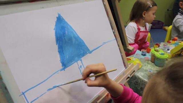 Діти на заняттях з малювання у "Кіндервілі" смотреть онлайн