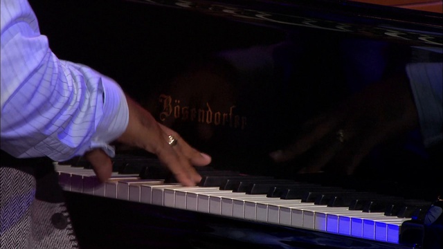 Richard Bona - Engingilaye - Live Jazz à Vienne смотреть онлайн