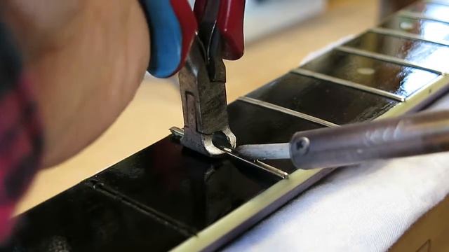 Pulling out a fret on S.Yairi YD-304 смотреть онлайн
