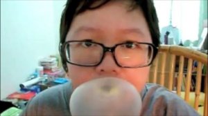 Как надуть пузырь из жвачки - самый большой пузырь в мире! (How to Blow a Bubble With Gum)