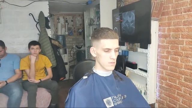 Стригу две короткие стрижки // День парикмахера) // Как я стригу короткую стрижку похожую на КРОП?)