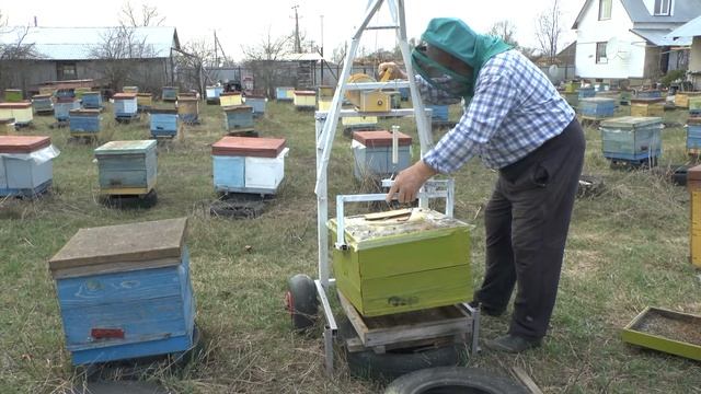 Применение подъёмного устройства при замене донышек пчелиных ульев . смотреть онлайн
