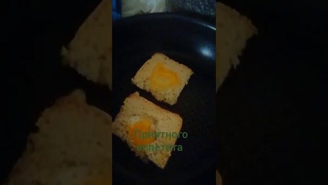 Готовим яичницу (солнышко в окошке) быстрый и вкусный рецепт приготовит каждый.