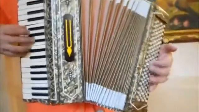 Уроки простой игры на аккордеоне с Ананта Нитаем часть 3 смотреть онлайн