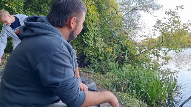 Вечерняя рыбалка и эксперименты по ловле белой рыбы, рыбак рядом поймал нашу удочку! смотреть онлайн