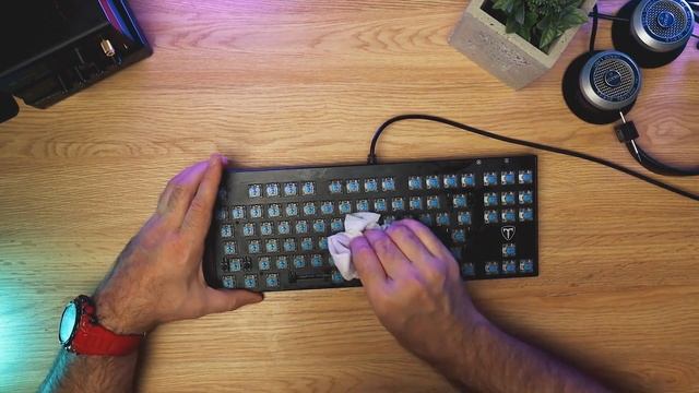 Как чистить клавиатуру? Правильный способ! How to clean keyboard the right way! смотреть онлайн