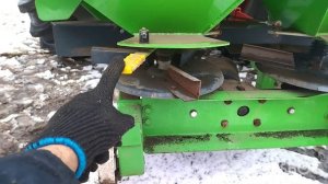 Мтз 82.3 и разбрасыватель удобрений.