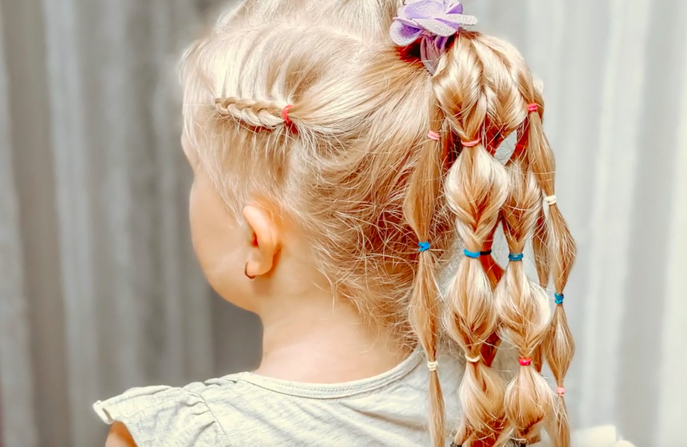 Текстурный объемный хвост из косичек с цветными резинками смотреть онлайн
