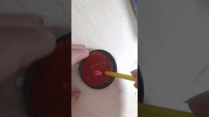 Красим белые пенопластовые шарики в красный