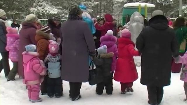 Праздник у новогодней елки в городском парке. смотреть онлайн