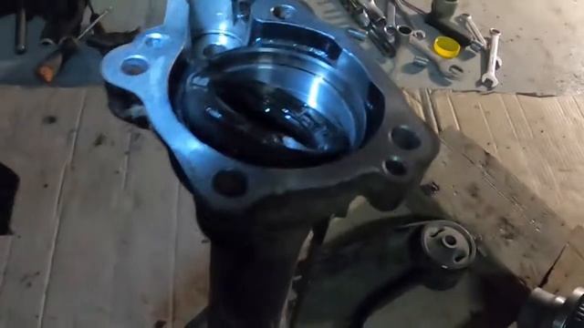 Замена сальников и подшипника правой полуоси переднего редуктора Митсубиси Л200.