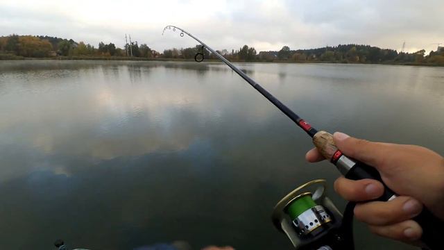 Рыбалка на спиннинг. Кто же там так давит? Сом??? смотреть онлайн