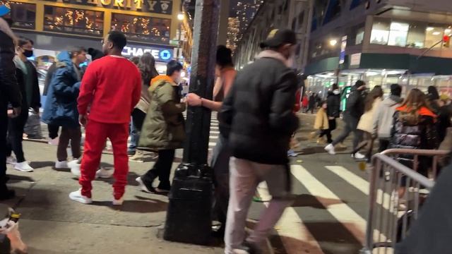 Как встречают Новый год в Нью-Йорке / Жизнь в США смотреть онлайн