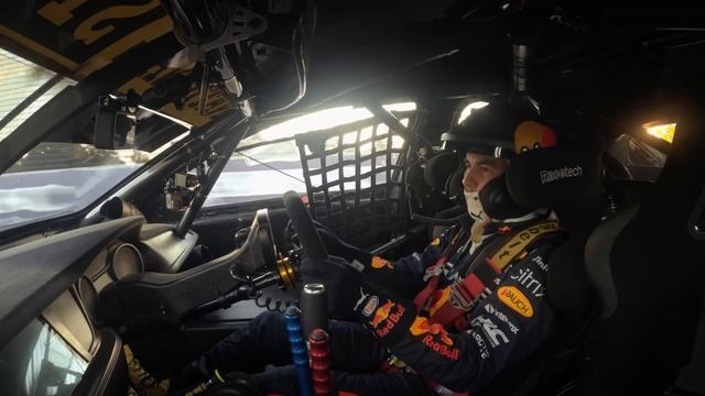 Swapping Formula 1 Car for AUSTRALIAN SUPERCAR смотреть онлайн