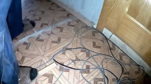 Укладываем провода в плинтус и под плинтусом различными способами.