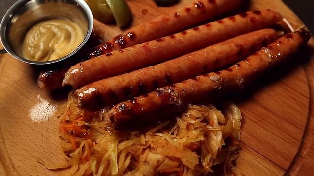 Колбаски с мясом курицы и свинины - Ресторан "U Čehov" смотреть онлайн