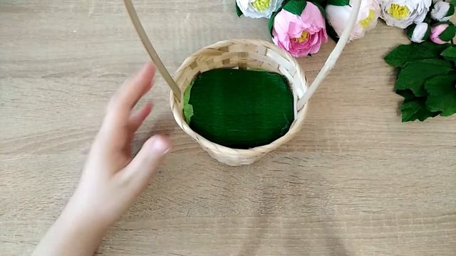 Корзинка с пионами из бумаги с конфетами, букет из конфет, букеты из гофрированной бумаги смотреть онлайн