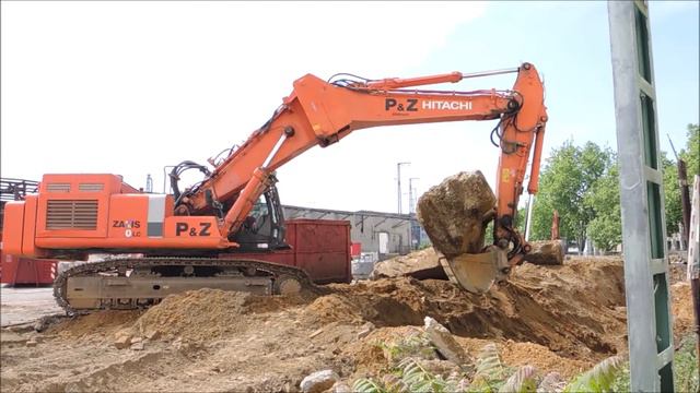 Excavator Hitachi 470 LC and huge concrete block смотреть онлайн