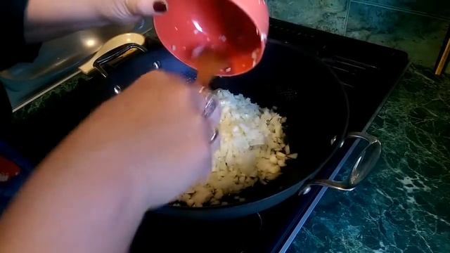 Вкусная и полезная свекольная икра с черносливом - отличное постное блюдо. Готовится просто и быстр смотреть онлайн