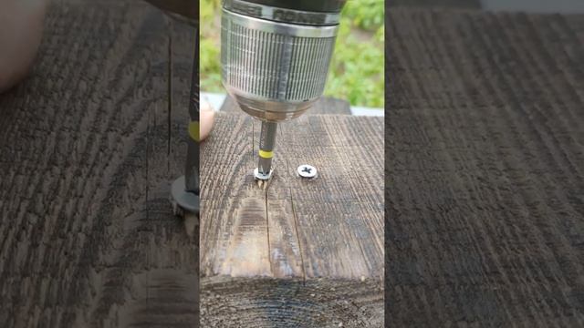 Как достать саморез ) Способ со вкручиванием рядом) #shorts смотреть онлайн