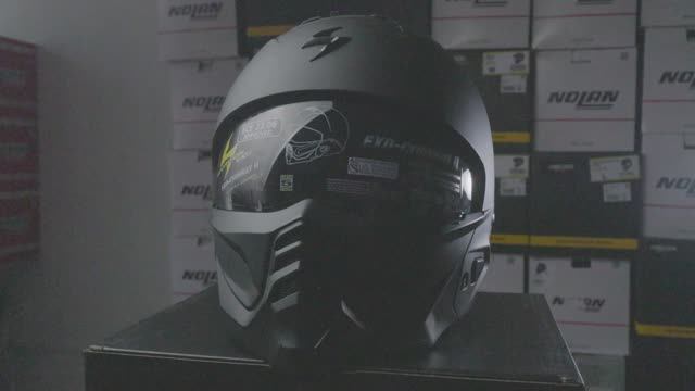 Обзор мотошлема Scorpion Exo Combat II смотреть онлайн