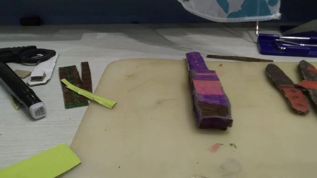 показываю все свои поделки из картона нажы из Standoff 2 часть 2