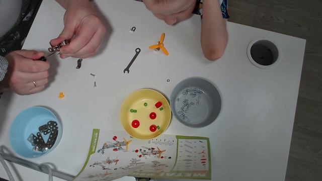 Пока мама спит, бубеша с папой собрали металлический конструктор(Самолет). смотреть онлайн