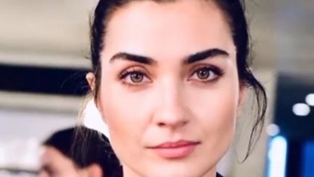 Tuba Büyüküstün сделала сюрприз ко дню рождения Энгина Акюрека! смотреть онлайн