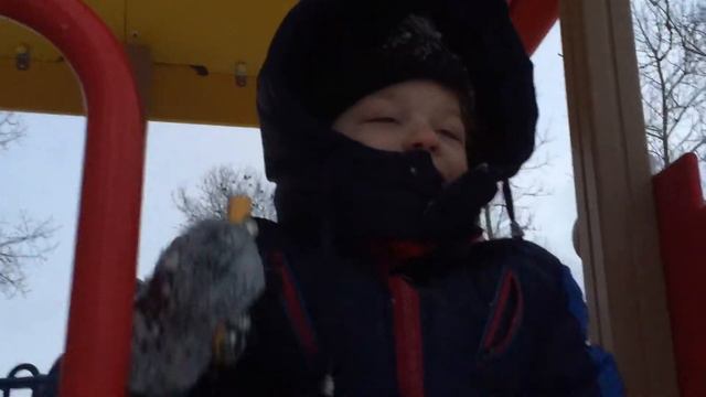 Наше игрушечное жёлтое такси.. Гатчина, Красноармейский проспект. Детский городок. 03.12.2016, 16:3 смотреть онлайн