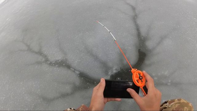 ПЕРВЫЙ ЛЁД 2020-2021.Ловля неактивного Окуня на мормышку.(Открытие сезона) смотреть онлайн