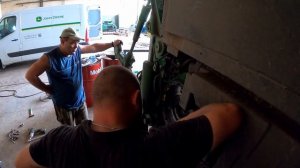 Замена тормозных дисков и поршней на John Deere 8335R