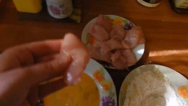 Видео-рецепт "Наггетсы куриные в сырной обсыпке". Быстро и вкусно! смотреть онлайн