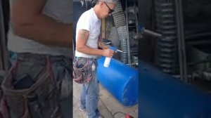 Как сделать душь из 227 литровой пластиковой бочки не разрезая крышку