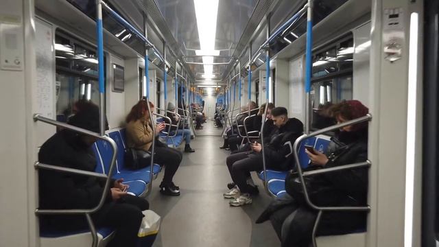 Взгляд изнутри на движение вагонов нового в новом поезде в Московского метрополитена. смотреть онлайн