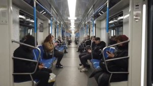 Взгляд изнутри на движение вагонов нового в новом поезде в Московского метрополитена.