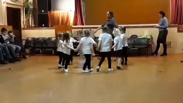 Танец "Мне игрушку модную мама принесла" - коллектив "Радуга", младшая группа смотреть онлайн
