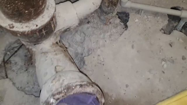 Как заменить ФАНОВУЮ ТРУБУ КАНАЛИЗАЦИИ своими руками. смотреть онлайн