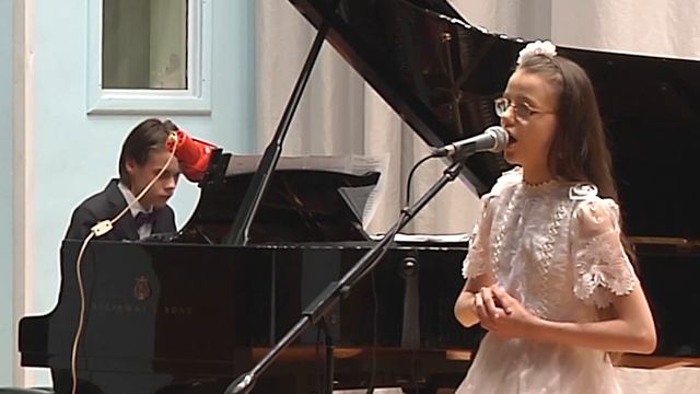 А. Безенсон "Божественный Свет". Сл. В. Данчук. Марианна Бабич - вокал. Богдан Бабич - фортепиано. смотреть онлайн